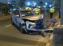 En Los Ceibos, el fuerte impacto destruyó la parte frontal del carro del taxista.