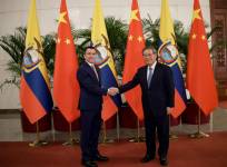 El presidente Daniel Noboa saluda con el Primer Ministro de China, Li Qiang