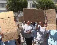 Imagen de una trabajadora de una maternidad de Quito que no ha sido pagada.