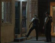 Toma de policías al pie de una vivienda donde un adolescente fue asesinado.