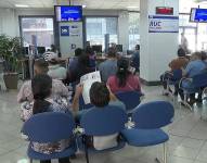 Imagen de personas esperando dentro de una oficina del SRI.