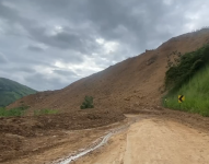 Imagen de un derrumbe que cubrió 800 metros de la vía que conecta Loja con El Oro.