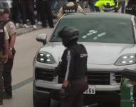 Imagen del vehículo de lujo baleado en La Puntilla, Samborondón, la mañana de este 26 de noviembre del 2025.