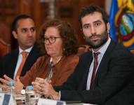 Carlos Cuerpo (derecha), Elena Madrazo (centro) y el canciller Juan Carlos Holguín durante la reunión.