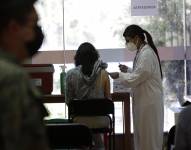 El gobierno de Ecuador suspendió el viernes 7 de enero de 2022 las clases en el sistema público y aceleró la vacunación de los docentes ante la aceleración en los contagios en la población infantil. (AP Foto/Carlos Noriega)