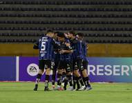 Jugadores de Independiente del Valle celebran la victoria ante Vasco da Gama por el partido de ida de los playoffs de la Copa Sudamericana