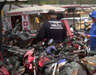 Imagen de varios vehículso en un patio de retención vehicular de Ecuador.