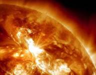 Fotografía de la NASA tomada por el Observatorio de Dinámica Solar (SDO), en la que se observa una erupción solar.