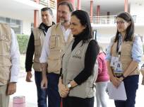 Isabel de Saint Malo , jefa de la misión de observación de la OEA en Ecuador, recorre hoy el colegio San Gabriel en Quito (Ecuador).