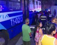 Imagen del cuerpo de un adulto mayor debajo de un alimentador de la Metrovía.