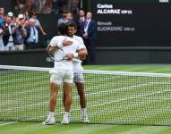 Carlos Alcaraz y Novak Djokovic en la final de Wimbledon 2024.