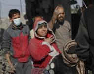 Palestinos en los restos de una casa familiar destruida tras un ataque aéreo israelí por una operación israelí contra el campo de refugiados de Khan Younis, en el sur de la Franja de Gaza.