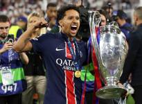 Marquinhos celebra, tras quedar campeón de la Champions League