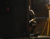 Imagen de un policía recabando una escena de crimen en el suburbio de Guayaquil.