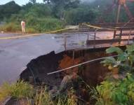El puente ubicado sobre el río Tena, en la carretera perimetral E-45, resultó afectado por las lluvias.