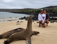 Juan David Borrero y Jasmine Tookes en Galápagos.