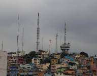 Imagen de antenas en el Cerro del Carmen en Guayaquil.