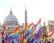 Banderas de la comunidad LGBTIQ+ frente a la Basílica de San Pedro.