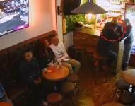 Las autoridades se encuentran revisando cámaras de los locales contiguos con el objetivo de identificar al sicario y poder dar con su captura - crédito grupo de difusión