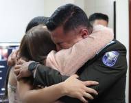 El oficial se abraza con sus allegados al final de la audiencia en la que lo declararon inocente.