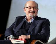 Apuñalan al escritor Salman Rushdie mientras daba una conferencia en Nueva York