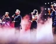 Ricardo Montaner (c.), junto a sus hijos y Camilo canta Amén.