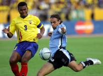 Iván Hurtado en un partido con la selección de Ecuador ante Uruguay en las Eliminatorias Sudamericanas 2002
