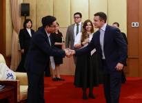 Daniel Noboa saluda con un estudiante ecuatoriano en China.