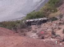 Bus cae por un barranco de aproximadamente 200 metros en Arequipa