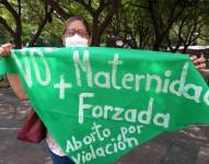 Una mujer muestra su apoyo al aborto por violación durante un plantón.