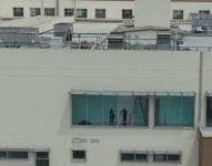 Imagen de personal poniendo nuevos vidrios tras el ataque armado en el Hospital Monte Sinaí.