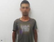 El hombre es buscado por asesinato.