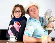 Foto de una mujer con más frío que un hombre, al estar abrigada en el mismo sitio que su compañero.