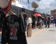 Decenas de personas llegaron al Estadio Olímpico Atahualpa, con el fin de canjear las entradas a los conciertos de la cantante Shakira.