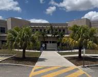 El Centro de Procesamiento Krome está ubicado en Miami, Florida, en una zona periférica cercana a los Everglades.