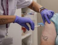 Una mujer se vacuna durante el inicio de la campaña de vacunación frente a la gripe y la Covid-19, en el centro de salud Alfahuir, a 16 de octubre de 2023, en Valencia, Comunidad Valenciana (España).