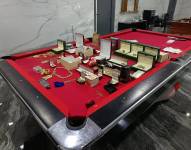 Imagen de cadenas, anillos y relojes hallados en la vivienda donde fue capturado alias Fito en Montecristi, Manabí.