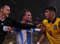 Alexis Mac Allister y Piero Hincapié discutiendo.