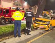 Fotografía del siniestro de tránsito que dejó a un taxista atrapado en Guayaquil.