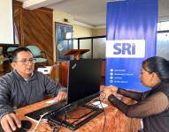 Un funcionario del SRI brinda atención a la ciudadanía en el cantón Pangua.