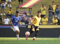 Jugadores de ambos clubes disputando el balón.