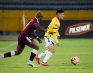El volante de Barcelona SC, Brian Oyola, conduce el balón contra Vinotinto por la fecha 26 de la Liga Ecuabet coenctada por Xtrim