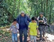 Los niños regresaron con sus familias tras el rescate.