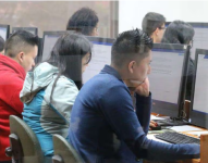 Imagen referencial de jóvenes aplicando a institutos tecnológicos.