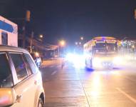 Imagen de buses con reclusos partiendo desde el complejo carcelario de Guayaquil.