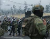Quito, lunes 13de octubre del 2025Convoy Humanitario de 1000 efectivos militares y policiales, organizado por el Bloque de Seguridad se desplazÃ³ a Imbabura, despejando vÃ­as en el sector de Zuleta, para llevar el abastecimiento de la Provincia que lleva mÃ¡s de 21 dÃ­as de paro convocado por la Conaie. Fotos : API / API