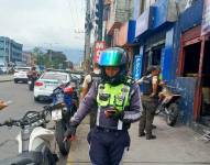 Agente civil de tránsito en zonas clave de la ciudad.