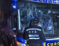 Imagen de un agente de la Comisión de Tránsito del Ecuador tras un siniestro en el Puente de la Unidad Nacional.