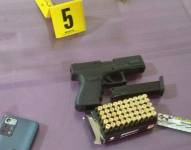 Entre los indicios se halló un arma de fuego y municiones.