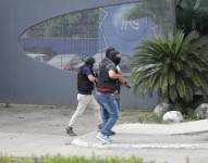Policías tomaron procedimiento en las instalaciones de TC Televisión Guayaquil.